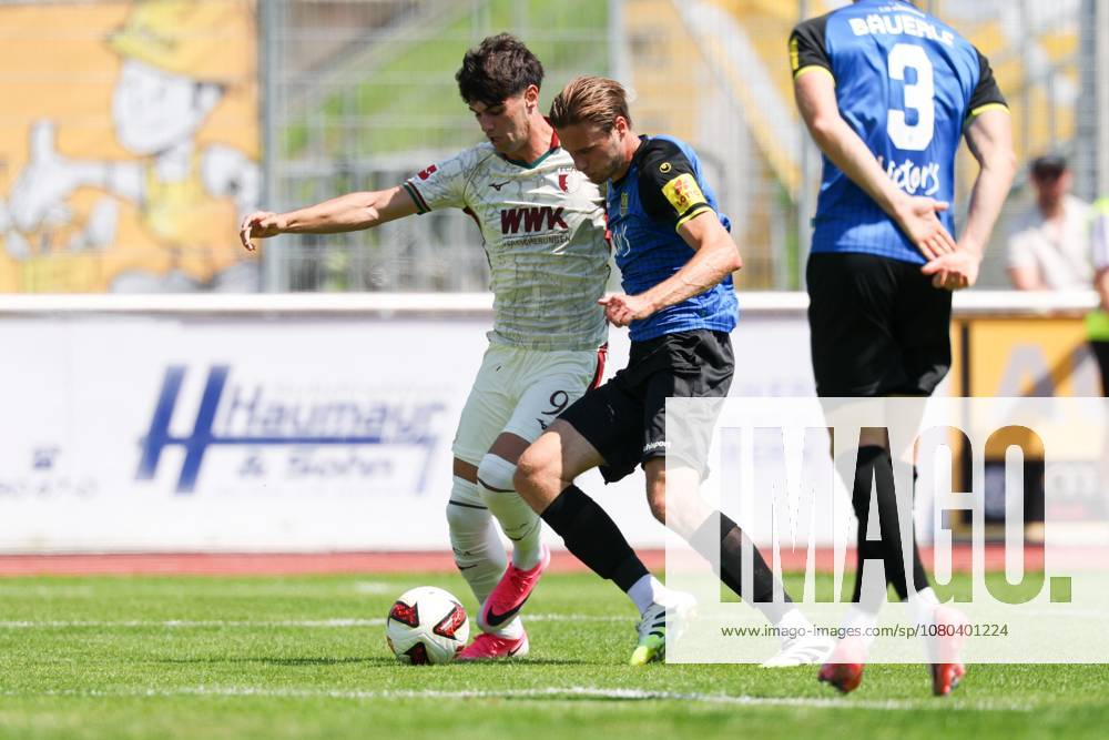 Im Zweikampf, Aktion, mit Rodrigo Ribeiro 21 (FC Augsburg) 9 (FC Augsbburg), Siemen Voet 4 (1. FC Saarbruecken), FC Augsburg vs. 1. FC Saarbruecken, Fussball, 1. Bundesliga, Testspiel, Saison 2026 27, 25.07.2026 Kaufbeuren Bayern Deutschland