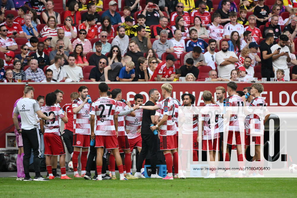 Trainer Alexander Ende (Fortuna Duesseldorf), mi., mit seinen Spielern während der Trinkpause 25.07.2026, Fussball, Saison 2026 2027, Testspiel, Fortuna Düsseldorf - Borussia Dortmund 2:1 Duesseldorf Nordrhein Westfalen Deutschland