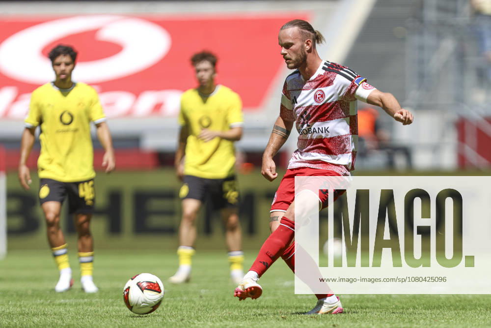 Jorrit Hendrix (Fortuna Düsseldorf) in Aktion, am Ball, Einzelaktion waehrend des Testspiels zwischen Fortuna Düsseldorf und Borussia Dortmund, Merkur Spiel-Arena am 25. July 2026 in Düsseldorf, Deutschland. (Foto von Oliver Kaelke DeFodi Images) +++ Jorrit Hendrix (Fortuna Düsseldorf) controls the ball during the friendly match between Fortuna Düsseldorf and Borussia Dortmund at Merkur Spiel-Arena on July 25, 2026 in Dusseldorf, Germany. (Photo by Oliver Kaelke DeFodi Images) (Photo by Oliver Kaelke DeFodi Images) -