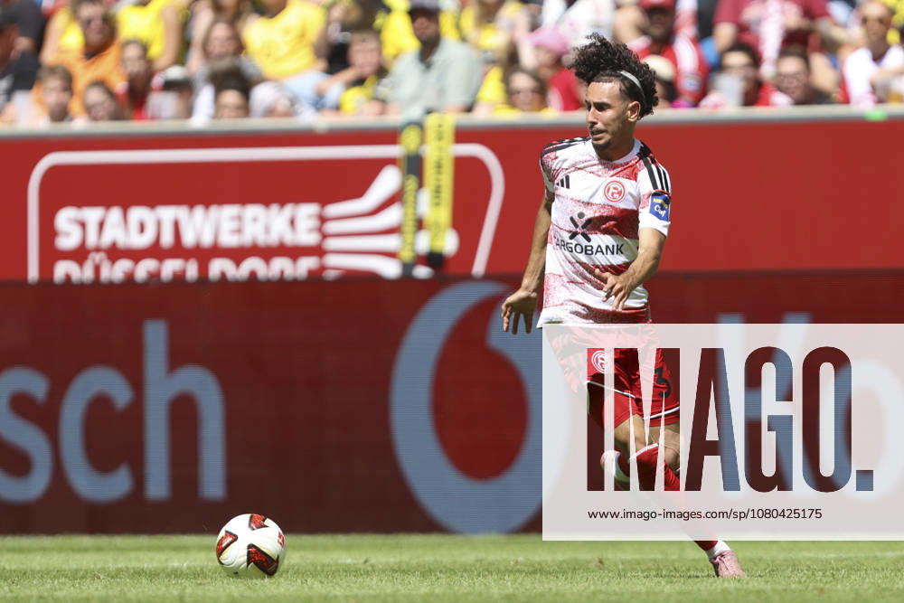 Anas Slimani (Fortuna Düsseldorf) in Aktion, am Ball, Einzelaktion waehrend des Testspiels zwischen Fortuna Düsseldorf und Borussia Dortmund, Merkur Spiel-Arena am 25. July 2026 in Düsseldorf, Deutschland. (Foto von Oliver Kaelke DeFodi Images) +++ Anas Slimani (Fortuna Düsseldorf) controls the ball during the friendly match between Fortuna Düsseldorf and Borussia Dortmund at Merkur Spiel-Arena on July 25, 2026 in Dusseldorf, Germany. (Photo by Oliver Kaelke DeFodi Images) (Photo by Oliver Kaelke DeFodi Images) -