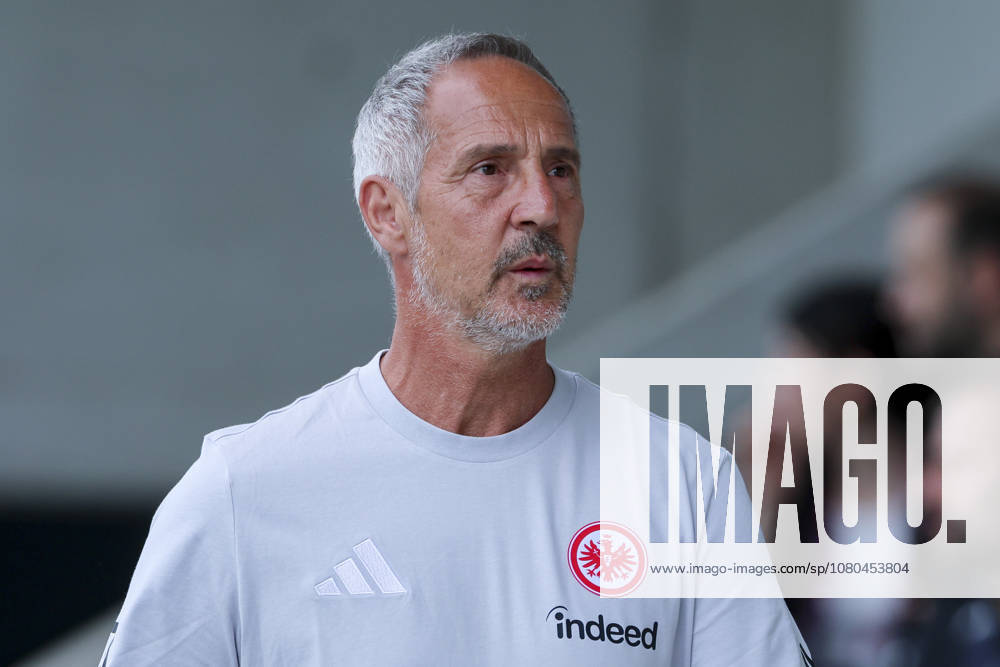 Trainer Adi Hütter (Eintracht Frankfurt) schaut, Friendly match, Trabzonspor v Eintracht Frankfurt, SAK-Sportanlage Nonntal am 26. July 2026 in Salzburg, Österreich. (Foto von Marco Steinbrenner DeFodi Images) Trainer Adi Hütter (Eintracht Frankfurt) looks on, Friendly match, Trabzonspor v Eintracht Frankfurt, SAK-Sportanlage Nonntal, July 26, 2026 in Salzburg, Austria. (Photo by Marco Steinbrenner DeFodi Images) -
