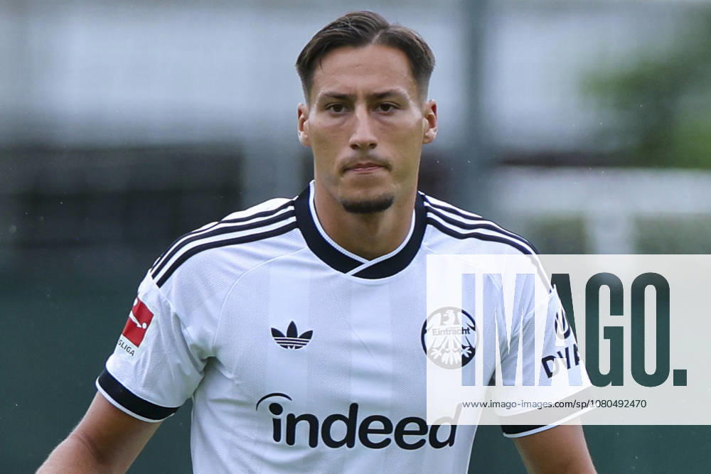 Younes Ebnoutalib (Eintracht Frankfurt) schaut enttäuscht waehrend des Freundschaftsspiels zwischen Trabzonspor und Eintracht Frankfurt, SAK-Sportanlage Nonntal am 26. July 2026 in Salzburg, Österreich. (Foto von Marco Steinbrenner DeFodi Images) +++ Younes Ebnoutalib (Eintracht Frankfurt) looks dejected during the Friendly match between Trabzonspor and Eintracht Frankfurt at SAK-Sportanlage Nonntal on July 26, 2026 in Salzburg, Austria. (Photo by Marco Steinbrenner DeFodi Images) -