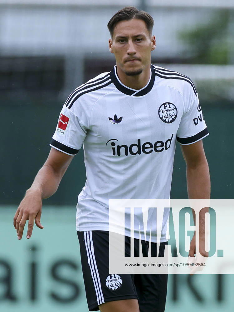 Younes Ebnoutalib (Eintracht Frankfurt) schaut enttäuscht waehrend des Freundschaftsspiels zwischen Trabzonspor und Eintracht Frankfurt, SAK-Sportanlage Nonntal am 26. July 2026 in Salzburg, Österreich. (Foto von Marco Steinbrenner DeFodi Images) +++ Younes Ebnoutalib (Eintracht Frankfurt) looks dejected during the Friendly match between Trabzonspor and Eintracht Frankfurt at SAK-Sportanlage Nonntal on July 26, 2026 in Salzburg, Austria. (Photo by Marco Steinbrenner DeFodi Images) -