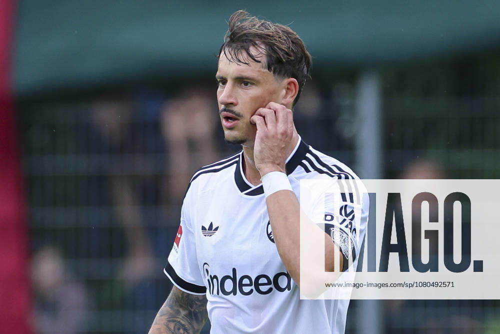 Robin Koch (Eintracht Frankfurt) schaut enttäuscht waehrend des Freundschaftsspiels zwischen Trabzonspor und Eintracht Frankfurt, SAK-Sportanlage Nonntal am 26. July 2026 in Salzburg, Österreich. (Foto von Marco Steinbrenner DeFodi Images) +++ Robin Koch (Eintracht Frankfurt) looks dejected during the Friendly match between Trabzonspor and Eintracht Frankfurt at SAK-Sportanlage Nonntal on July 26, 2026 in Salzburg, Austria. (Photo by Marco Steinbrenner DeFodi Images) -