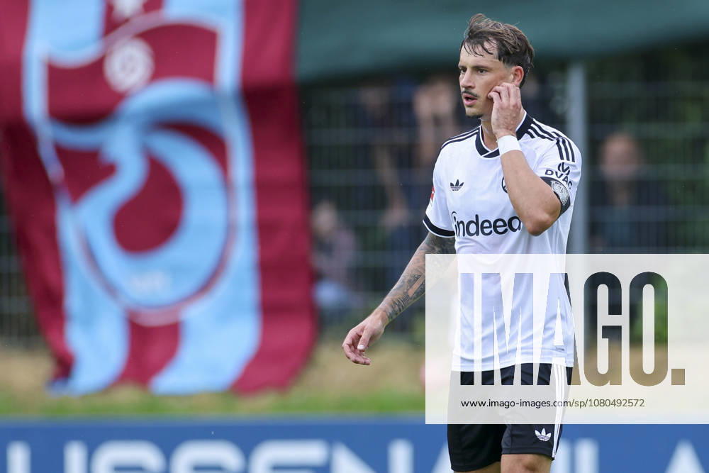 Robin Koch (Eintracht Frankfurt) schaut enttäuscht waehrend des Freundschaftsspiels zwischen Trabzonspor und Eintracht Frankfurt, SAK-Sportanlage Nonntal am 26. July 2026 in Salzburg, Österreich. (Foto von Marco Steinbrenner DeFodi Images) +++ Robin Koch (Eintracht Frankfurt) looks dejected during the Friendly match between Trabzonspor and Eintracht Frankfurt at SAK-Sportanlage Nonntal on July 26, 2026 in Salzburg, Austria. (Photo by Marco Steinbrenner DeFodi Images) -