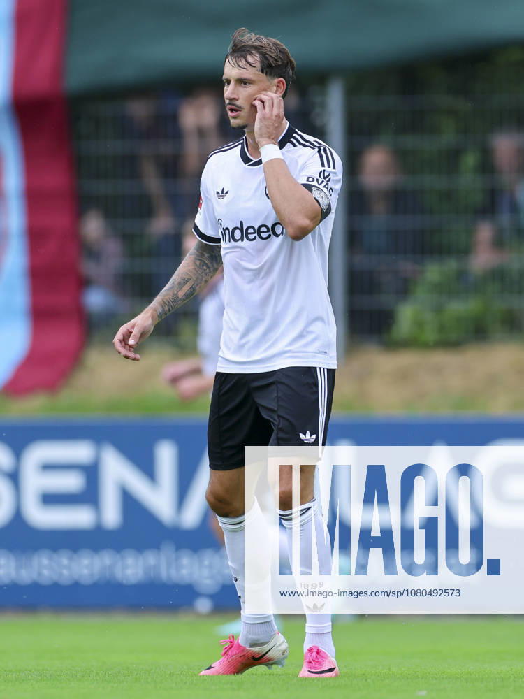 Robin Koch (Eintracht Frankfurt) schaut enttäuscht waehrend des Freundschaftsspiels zwischen Trabzonspor und Eintracht Frankfurt, SAK-Sportanlage Nonntal am 26. July 2026 in Salzburg, Österreich. (Foto von Marco Steinbrenner DeFodi Images) +++ Robin Koch (Eintracht Frankfurt) looks dejected during the Friendly match between Trabzonspor and Eintracht Frankfurt at SAK-Sportanlage Nonntal on July 26, 2026 in Salzburg, Austria. (Photo by Marco Steinbrenner DeFodi Images) -