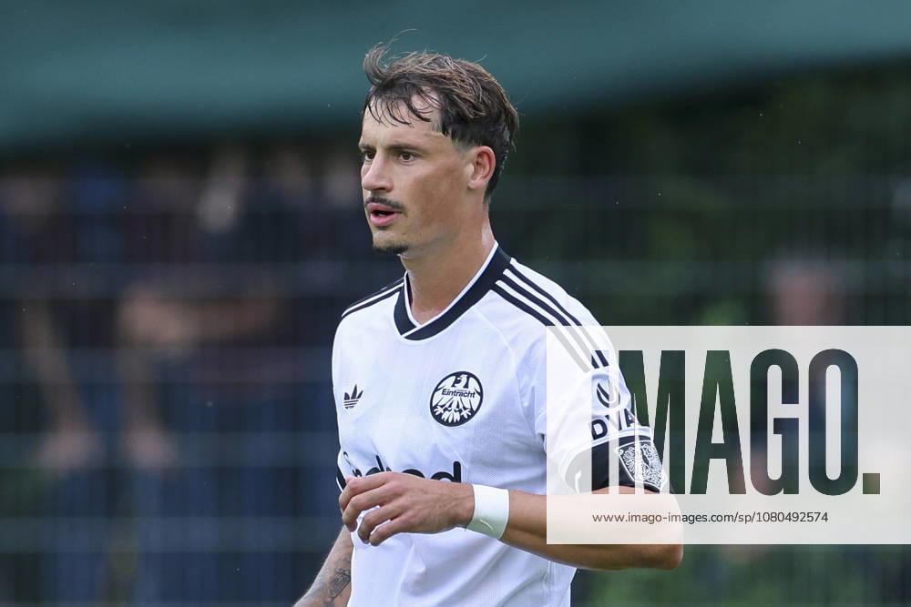 Robin Koch (Eintracht Frankfurt) schaut enttäuscht waehrend des Freundschaftsspiels zwischen Trabzonspor und Eintracht Frankfurt, SAK-Sportanlage Nonntal am 26. July 2026 in Salzburg, Österreich. (Foto von Marco Steinbrenner DeFodi Images) +++ Robin Koch (Eintracht Frankfurt) looks dejected during the Friendly match between Trabzonspor and Eintracht Frankfurt at SAK-Sportanlage Nonntal on July 26, 2026 in Salzburg, Austria. (Photo by Marco Steinbrenner DeFodi Images) -