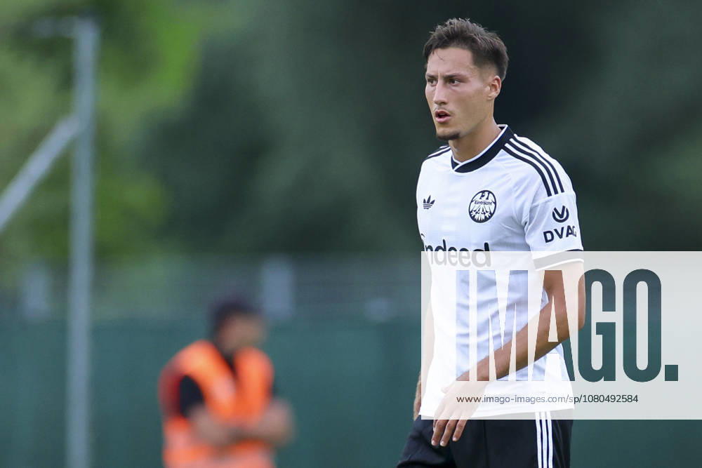 Younes Ebnoutalib (Eintracht Frankfurt) schaut enttäuscht waehrend des Freundschaftsspiels zwischen Trabzonspor und Eintracht Frankfurt, SAK-Sportanlage Nonntal am 26. July 2026 in Salzburg, Österreich. (Foto von Marco Steinbrenner DeFodi Images) +++ Younes Ebnoutalib (Eintracht Frankfurt) looks dejected during the Friendly match between Trabzonspor and Eintracht Frankfurt at SAK-Sportanlage Nonntal on July 26, 2026 in Salzburg, Austria. (Photo by Marco Steinbrenner DeFodi Images) -