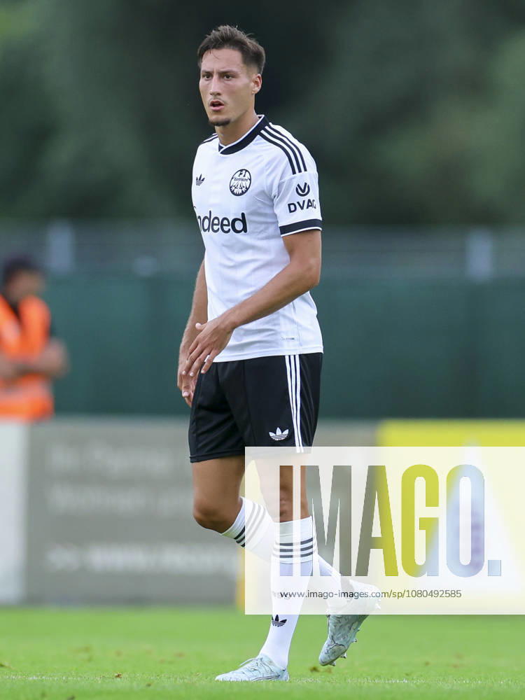 Younes Ebnoutalib (Eintracht Frankfurt) schaut enttäuscht waehrend des Freundschaftsspiels zwischen Trabzonspor und Eintracht Frankfurt, SAK-Sportanlage Nonntal am 26. July 2026 in Salzburg, Österreich. (Foto von Marco Steinbrenner DeFodi Images) +++ Younes Ebnoutalib (Eintracht Frankfurt) looks dejected during the Friendly match between Trabzonspor and Eintracht Frankfurt at SAK-Sportanlage Nonntal on July 26, 2026 in Salzburg, Austria. (Photo by Marco Steinbrenner DeFodi Images) -