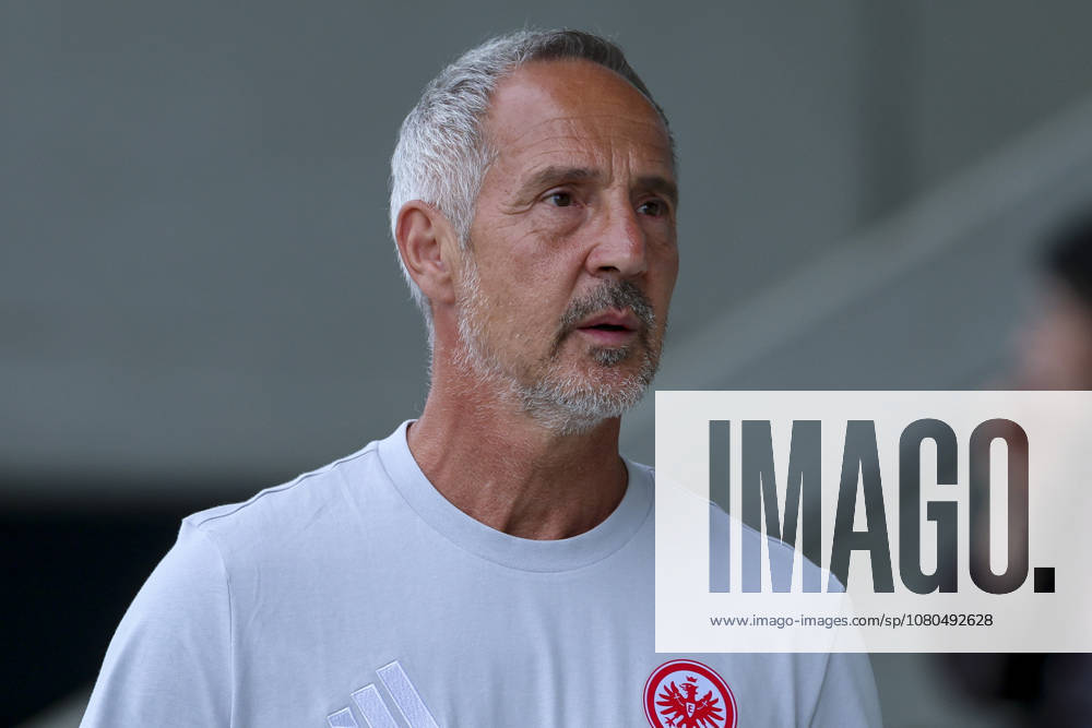 Trainer Adi Hütter (Eintracht Frankfurt) schaut waehrend des Freundschaftsspiels zwischen Trabzonspor und Eintracht Frankfurt, SAK-Sportanlage Nonntal am 26. July 2026 in Salzburg, Österreich. (Foto von Marco Steinbrenner DeFodi Images) +++ Trainer Adi Hütter (Eintracht Frankfurt) looks on during the Friendly match between Trabzonspor and Eintracht Frankfurt at SAK-Sportanlage Nonntal on July 26, 2026 in Salzburg, Austria. (Photo by Marco Steinbrenner DeFodi Images) -