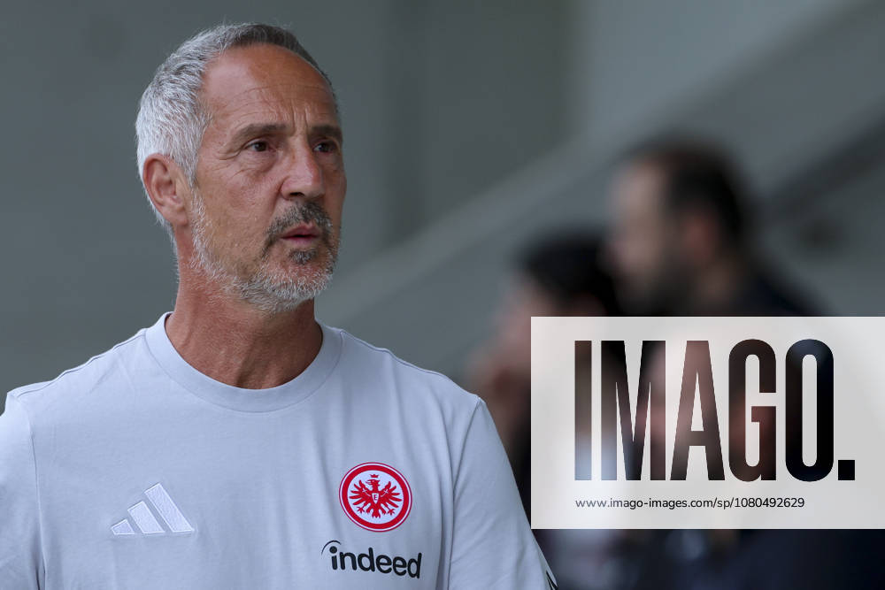 Trainer Adi Hütter (Eintracht Frankfurt) schaut waehrend des Freundschaftsspiels zwischen Trabzonspor und Eintracht Frankfurt, SAK-Sportanlage Nonntal am 26. July 2026 in Salzburg, Österreich. (Foto von Marco Steinbrenner DeFodi Images) +++ Trainer Adi Hütter (Eintracht Frankfurt) looks on during the Friendly match between Trabzonspor and Eintracht Frankfurt at SAK-Sportanlage Nonntal on July 26, 2026 in Salzburg, Austria. (Photo by Marco Steinbrenner DeFodi Images) -