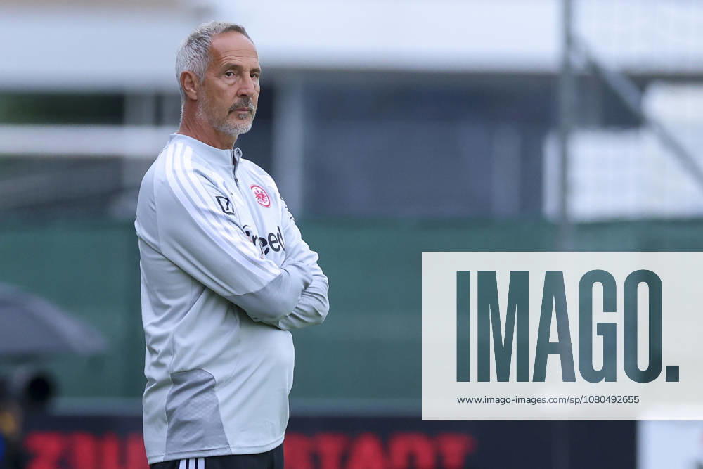Trainer Adi Hütter (Eintracht Frankfurt) schaut waehrend des Freundschaftsspiels zwischen Trabzonspor und Eintracht Frankfurt, SAK-Sportanlage Nonntal am 26. July 2026 in Salzburg, Österreich. (Foto von Marco Steinbrenner DeFodi Images) +++ Trainer Adi Hütter (Eintracht Frankfurt) looks on during the Friendly match between Trabzonspor and Eintracht Frankfurt at SAK-Sportanlage Nonntal on July 26, 2026 in Salzburg, Austria. (Photo by Marco Steinbrenner DeFodi Images) -