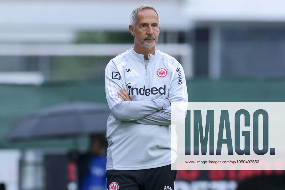Trainer Adi Hütter (Eintracht Frankfurt) schaut waehrend des Freundschaftsspiels zwischen Trabzonspor und Eintracht Frankfurt, SAK-Sportanlage Nonntal am 26. July 2026 in Salzburg, Österreich. (Foto von Marco Steinbrenner DeFodi Images) +++ Trainer Adi Hütter (Eintracht Frankfurt) looks on during the Friendly match between Trabzonspor and Eintracht Frankfurt at SAK-Sportanlage Nonntal on July 26, 2026 in Salzburg, Austria. (Photo by Marco Steinbrenner DeFodi Images) -