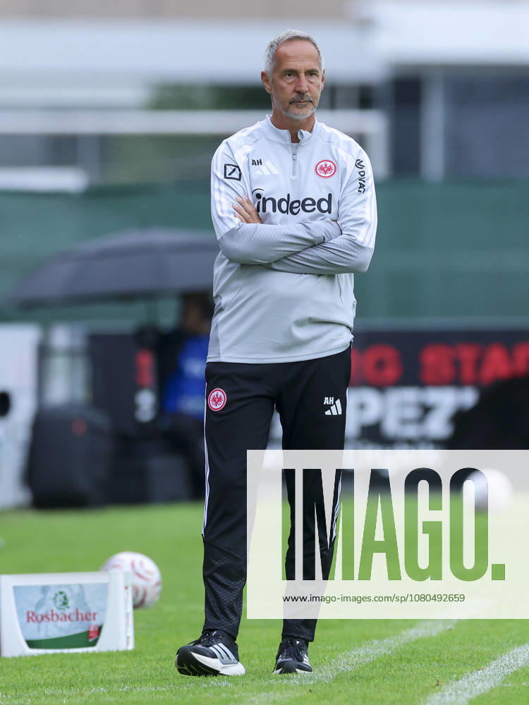 Trainer Adi Hütter (Eintracht Frankfurt) schaut waehrend des Freundschaftsspiels zwischen Trabzonspor und Eintracht Frankfurt, SAK-Sportanlage Nonntal am 26. July 2026 in Salzburg, Österreich. (Foto von Marco Steinbrenner DeFodi Images) +++ Trainer Adi Hütter (Eintracht Frankfurt) looks on during the Friendly match between Trabzonspor and Eintracht Frankfurt at SAK-Sportanlage Nonntal on July 26, 2026 in Salzburg, Austria. (Photo by Marco Steinbrenner DeFodi Images) -