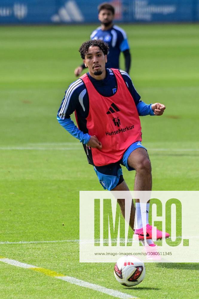 Bilal Nadir ( HSV ) am Ball Deutschland , Hamburg , Trainingsgelände am Volkspark Fussball , 1. Bundesliga , Training des HSV