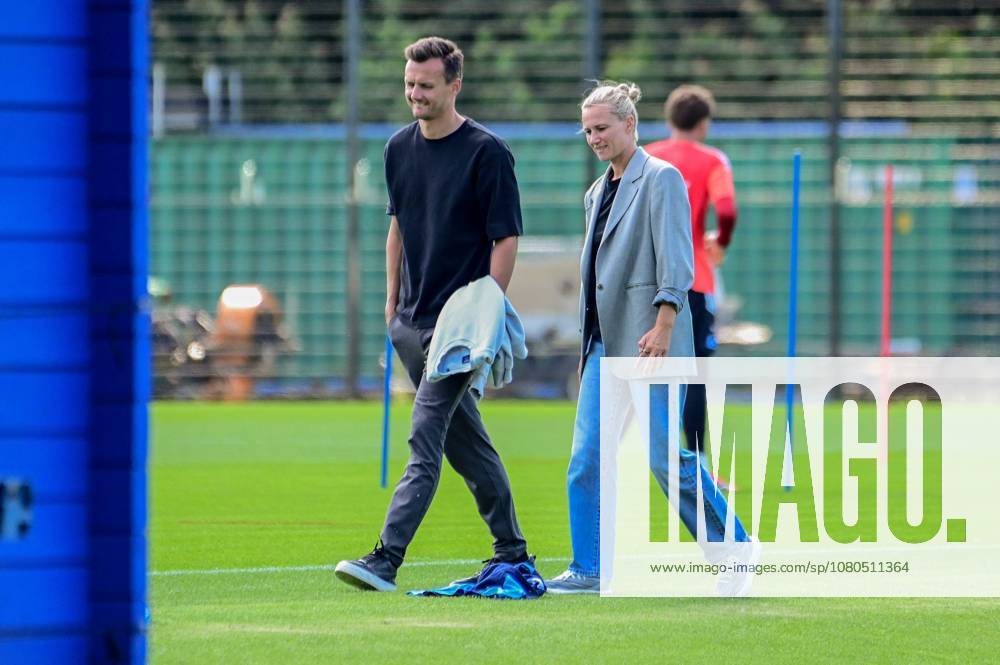 Claus Costa Direktor Profifußball Kathleen Krüger Vorstand ( HSV ) Deutschland , Hamburg , Trainingsgelände am Volkspark Fussball , 1. Bundesliga , Training des HSV