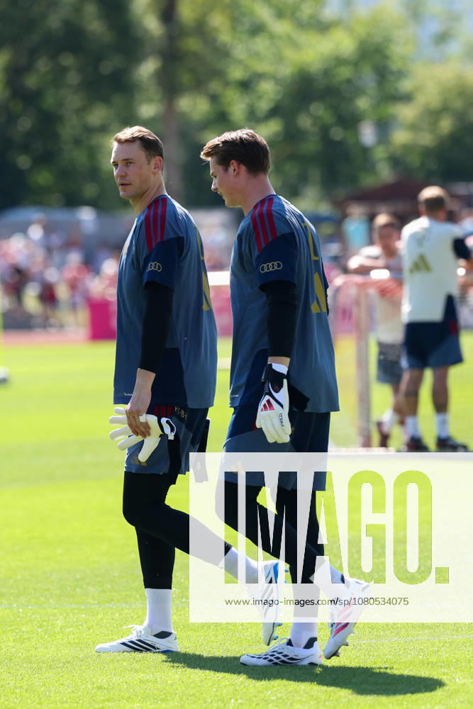 Manuel Neuer (FC Bayern Muenchen, 01) mit Jonas Urbig (FC Bayern Muenchen, 40), GER, Oeffentliches Training, FC Bayern Muenchen, Fussball, Saison 2026 2027, 28.07.2026, GER, Oeffentliches Training, FC Bayern Muenchen, Fussball, Saison 2026 2027, 28.07.2026 Rottach-Egern