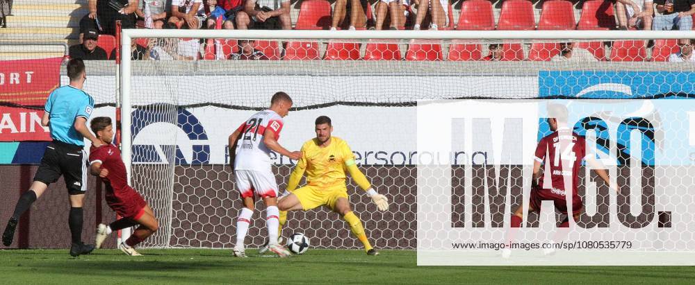 Offenbach am Main, Plutos Stadion am Bieberer Berg - Jubiläumsspiel Kickers Offenbach (OFC) - VfB Stuttgart Tor zum 0:1 durch Chris Führich (VfB) gegen Torwart Johannes Brinkies (1, OFC)