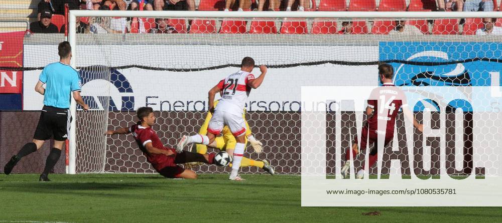 Offenbach am Main, Plutos Stadion am Bieberer Berg - Jubiläumsspiel Kickers Offenbach (OFC) - VfB Stuttgart Tor zum 0:1 durch Chris Führich (VfB) gegen Torwart Johannes Brinkies (1, OFC)