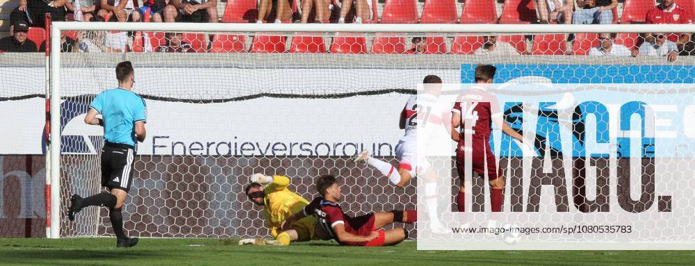 Offenbach am Main, Plutos Stadion am Bieberer Berg - Jubiläumsspiel Kickers Offenbach (OFC) - VfB Stuttgart Tor zum 0:1 durch Chris Führich (VfB) gegen Torwart Johannes Brinkies (1, OFC)