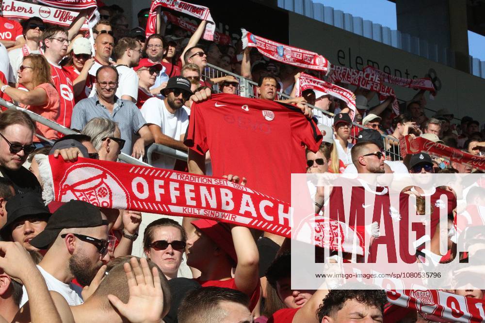 Offenbach am Main, Plutos Stadion am Bieberer Berg - Jubiläumsspiel Kickers Offenbach (OFC) - VfB Stuttgart Fans Zuschauer von Offenbach mit Schals