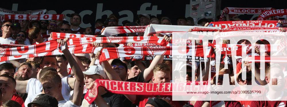 Offenbach am Main, Plutos Stadion am Bieberer Berg - Jubiläumsspiel Kickers Offenbach (OFC) - VfB Stuttgart Fans Zuschauer von Offenbach mit Schals