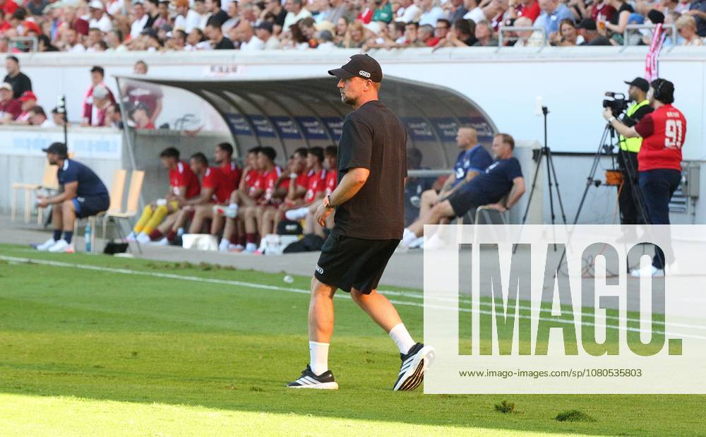 Offenbach am Main, Plutos Stadion am Bieberer Berg - Jubiläumsspiel Kickers Offenbach (OFC) - VfB Stuttgart Trainer Sebastian Hoeneß VfB Stuttgart repariert den Rasen