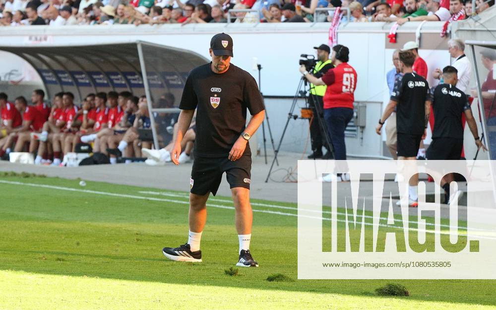 Offenbach am Main, Plutos Stadion am Bieberer Berg - Jubiläumsspiel Kickers Offenbach (OFC) - VfB Stuttgart Trainer Sebastian Hoeneß VfB Stuttgart repariert den Rasen