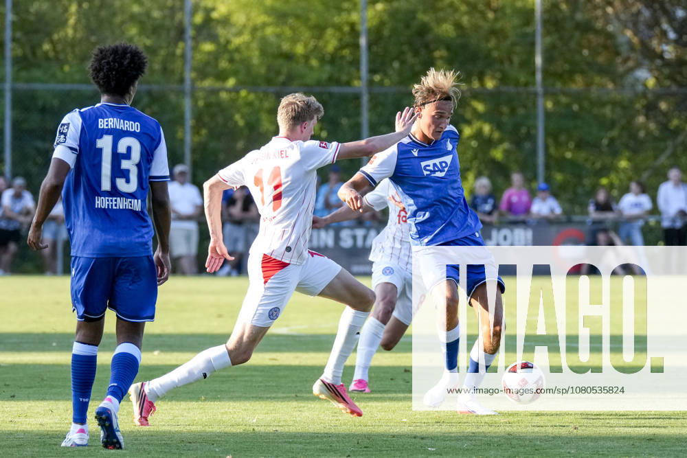 V.li.: Bernardo Fernandes da Silva Junior (Hoffenheim, 13), Alexander Bernhardsson (Kiel, 11), Luis Engelns (Hoffenheim, 16), Zweikampf, Spielszene, Duell, duel, tackle, tackling, Dynamik, Action, Aktion, 29.07.2026, Zuzenhausen (Deutschland), Fussball, Testspiel, TSG 1899 Hoffenheim - Holstein Kiel, DFB DFL REGULATIONS PROHIBIT ANY USE OF PHOTOGRAPHS AS IMAGE SEQUENCES AND OR QUASI-VIDEO.