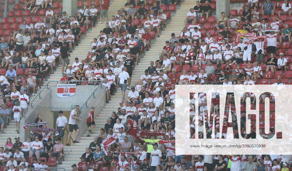 Offenbach am Main, Plutos Stadion am Bieberer Berg - Jubiläumsspiel Kickers Offenbach (OFC) - VfB Stuttgart Die mitgeristen VfB-Fans