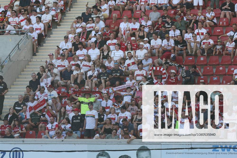 Offenbach am Main, Plutos Stadion am Bieberer Berg - Jubiläumsspiel Kickers Offenbach (OFC) - VfB Stuttgart Die mitgeristen VfB-Fans