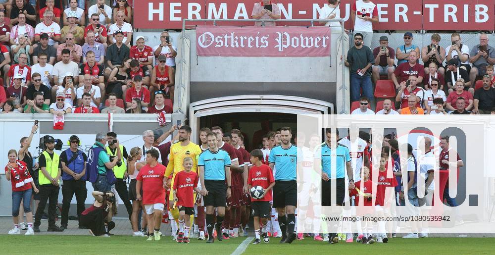 Offenbach am Main, Plutos Stadion am Bieberer Berg - Jubiläumsspiel Kickers Offenbach (OFC) - VfB Stuttgart Einlauf der Mannschaftn mit dem Schiedsrichtergespann Jannis Jäschke, olaf Kehne, Terlan Tervasolli