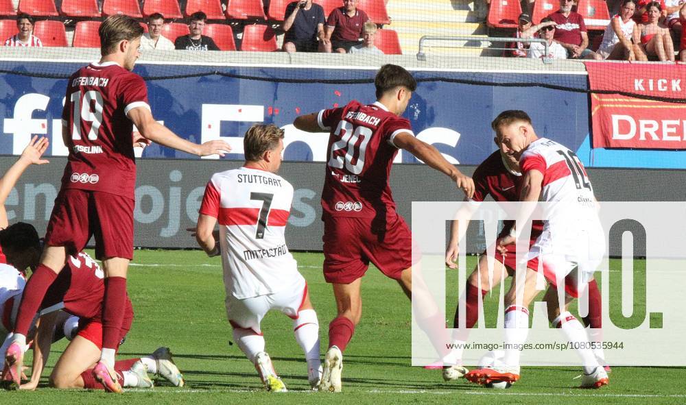 Offenbach am Main, Plutos Stadion am Bieberer Berg - Jubiläumsspiel Kickers Offenbach (OFC) - VfB Stuttgart Jelle Goselink (19, OFC) und gegen Dominik Crljenec (20, OFC) gegen Maximilian Mittelstädt und Chris Führich (VfB)