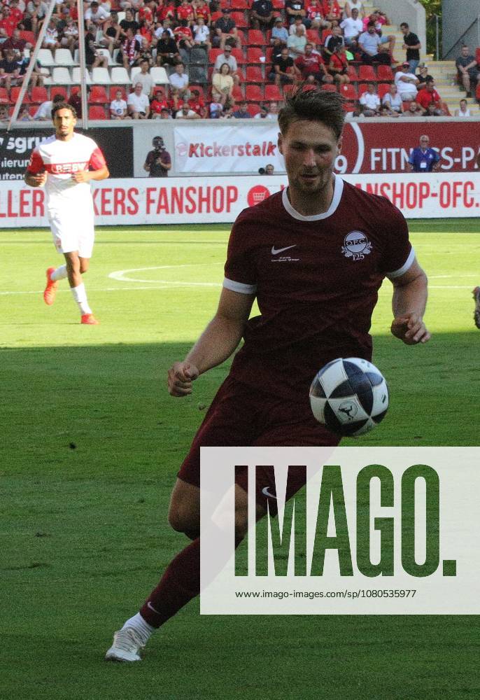 Offenbach am Main, Plutos Stadion am Bieberer Berg - Jubiläumsspiel Kickers Offenbach (OFC) - VfB Stuttgart Freisteller Benedikt von Hagen (17, OFC)