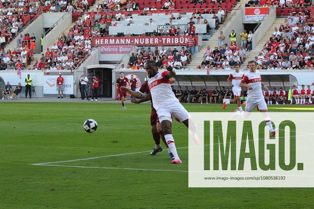 Offenbach am Main, Plutos Stadion am Bieberer Berg - Jubiläumsspiel Kickers Offenbach (OFC) - VfB Stuttgart Maximilian Schmid (9, OFC) gegen Dan-Axel Zagadou (VfB)