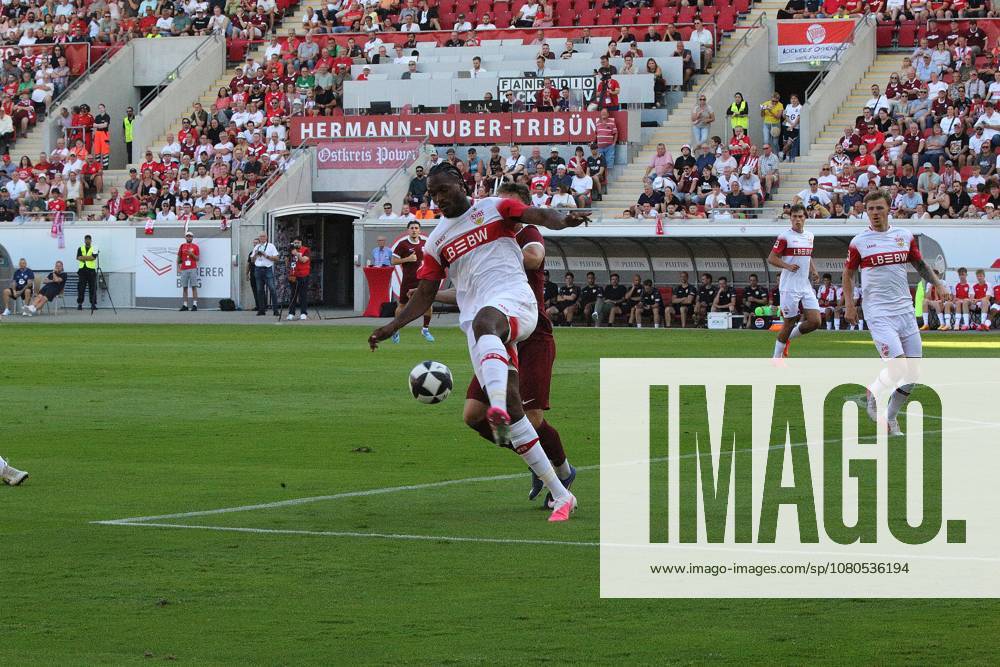 Offenbach am Main, Plutos Stadion am Bieberer Berg - Jubiläumsspiel Kickers Offenbach (OFC) - VfB Stuttgart Maximilian Schmid (9, OFC) gegen Dan-Axel Zagadou (VfB)