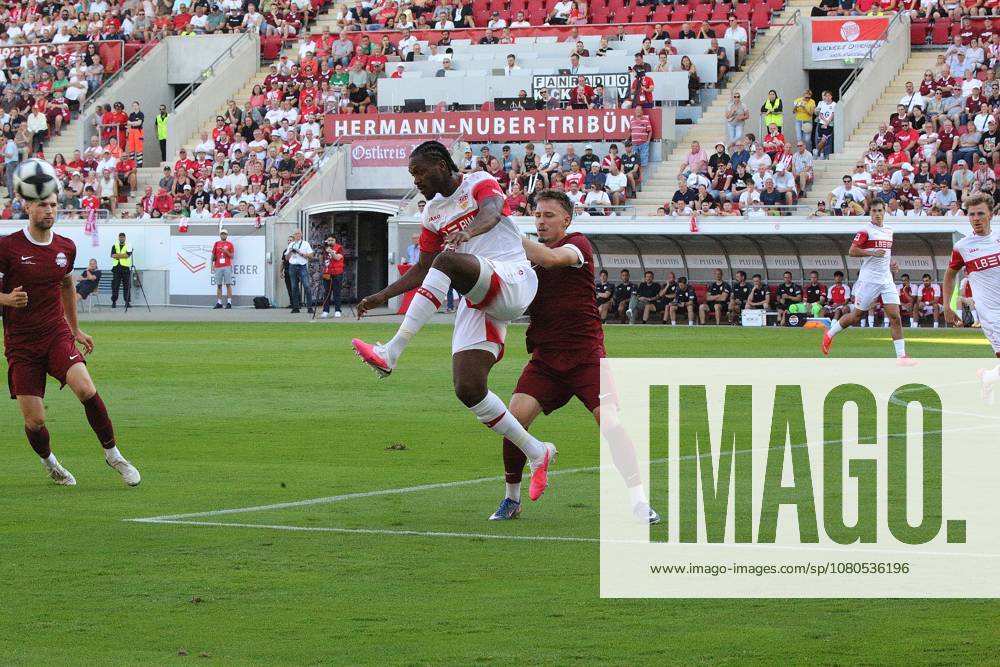 Offenbach am Main, Plutos Stadion am Bieberer Berg - Jubiläumsspiel Kickers Offenbach (OFC) - VfB Stuttgart Maximilian Schmid (9, OFC) gegen Dan-Axel Zagadou (VfB)