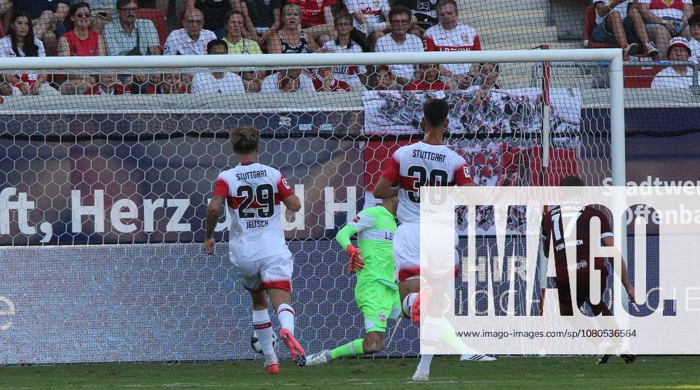 Offenbach am Main, Plutos Stadion am Bieberer Berg - Jubiläumsspiel Kickers Offenbach (OFC) - VfB Stuttgart Tor zum 1:3 durch Benedikt von Hagen (17, OFC) Torwart Fabian Bredlow (VfB) geschlagen