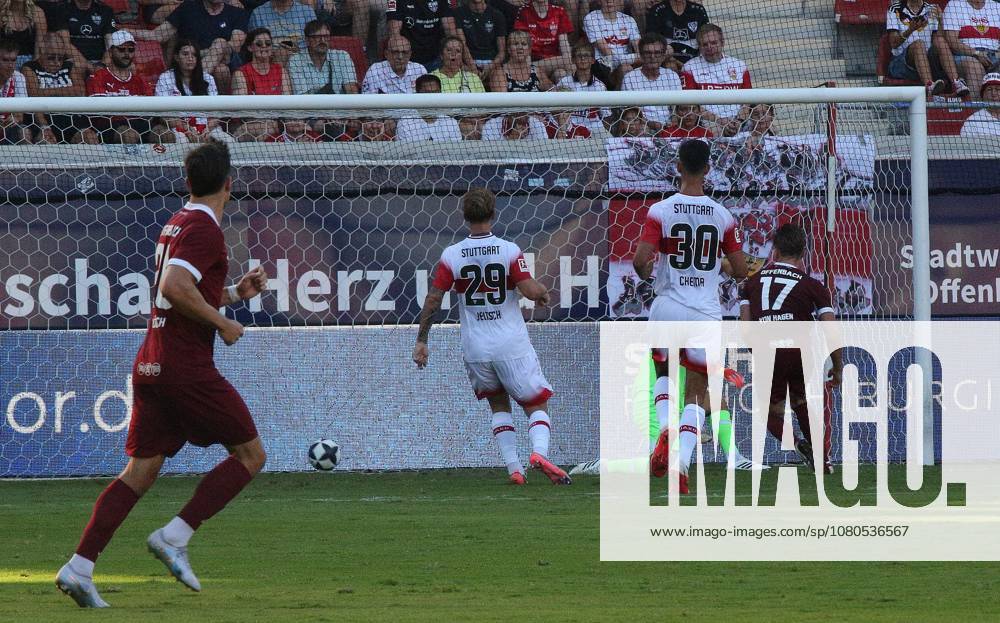 Offenbach am Main, Plutos Stadion am Bieberer Berg - Jubiläumsspiel Kickers Offenbach (OFC) - VfB Stuttgart Tor zum 1:3 durch Benedikt von Hagen (17, OFC) Torwart Fabian Bredlow (VfB) geschlagen