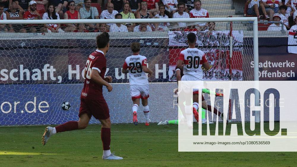 Offenbach am Main, Plutos Stadion am Bieberer Berg - Jubiläumsspiel Kickers Offenbach (OFC) - VfB Stuttgart Tor zum 1:3 durch Benedikt von Hagen (17, OFC) Torwart Fabian Bredlow (VfB) geschlagen