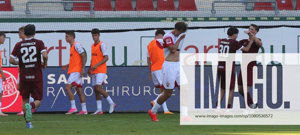 Offenbach am Main, Plutos Stadion am Bieberer Berg - Jubiläumsspiel Kickers Offenbach (OFC) - VfB Stuttgart TTorjubel nach dem Tor zum 1:3 durch Benedikt von Hagen (17, OFC)