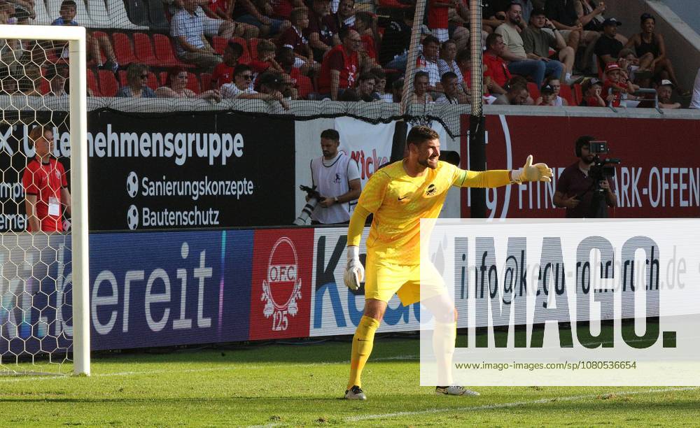Offenbach am Main, Plutos Stadion am Bieberer Berg - Jubiläumsspiel Kickers Offenbach (OFC) - VfB Stuttgart Torwart Johannes Brinkies (1, OFC)