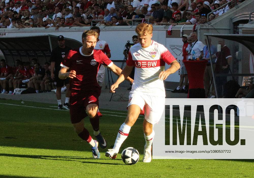 Offenbach am Main, Plutos Stadion am Bieberer Berg - Jubiläumsspiel Kickers Offenbach (OFC) - VfB Stuttgart Maximilian Schmid (9, OFC) gegen Finn Jeltsch (VfB9