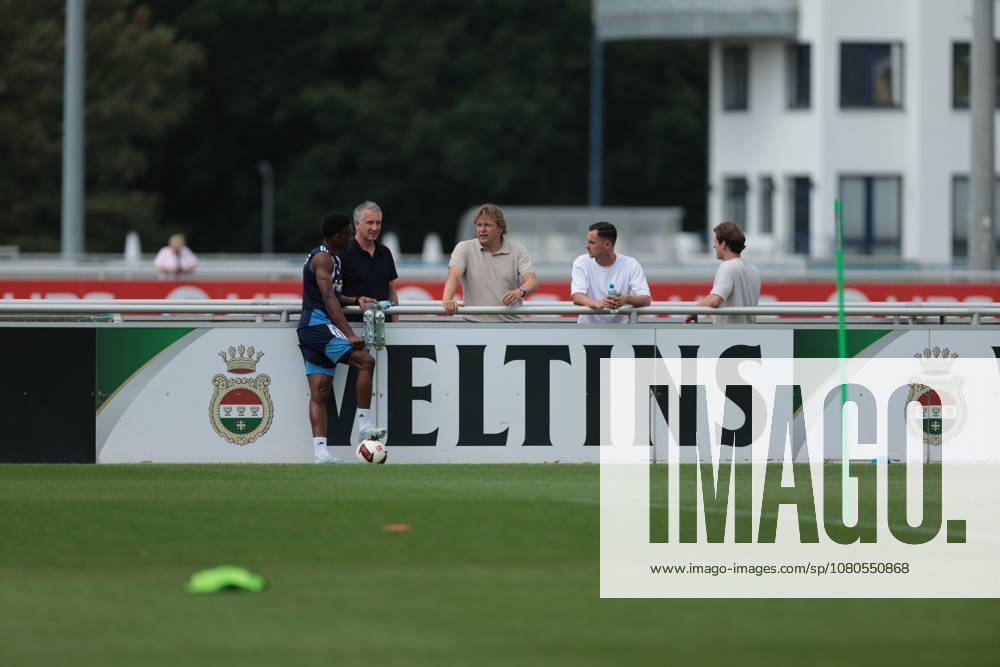 Fussball, Training des FC Schalke 04. v. l. Junior Adamu (FC Schalke 04), Sportvorstand Frank Baumann (FC Schalke 04), Direktor Profifussball Youri Mulder (FC Schalke 04), Kaderplaner Maximilian Lüftl (FC Schalke 04). Gelsenkirchen Trainingsgelände FC Schalke 04 NRW Deutschland xRHR-FOTO YYx