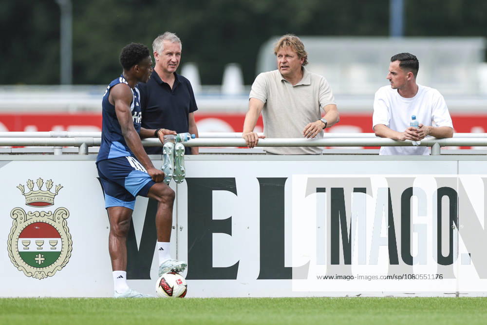 Fussball, Training des FC Schalke 04. v. l. Junior Adamu (FC Schalke 04), Sportvorstand Frank Baumann (FC Schalke 04), Direktor Profifussball Youri Mulder (FC Schalke 04), Kaderplaner Maximilian Lüftl (FC Schalke 04). Gelsenkirchen Trainingsgelände FC Schalke 04 NRW Deutschland xRHR-FOTO YYx