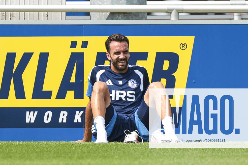 Fussball, Training des FC Schalke 04. Kenan Karaman (FC Schalke 04) sitzt auf dem Rasen und ruht sich aus. Gelsenkirchen Trainingsgelände FC Schalke 04 NRW Deutschland xRHR-FOTO YYx