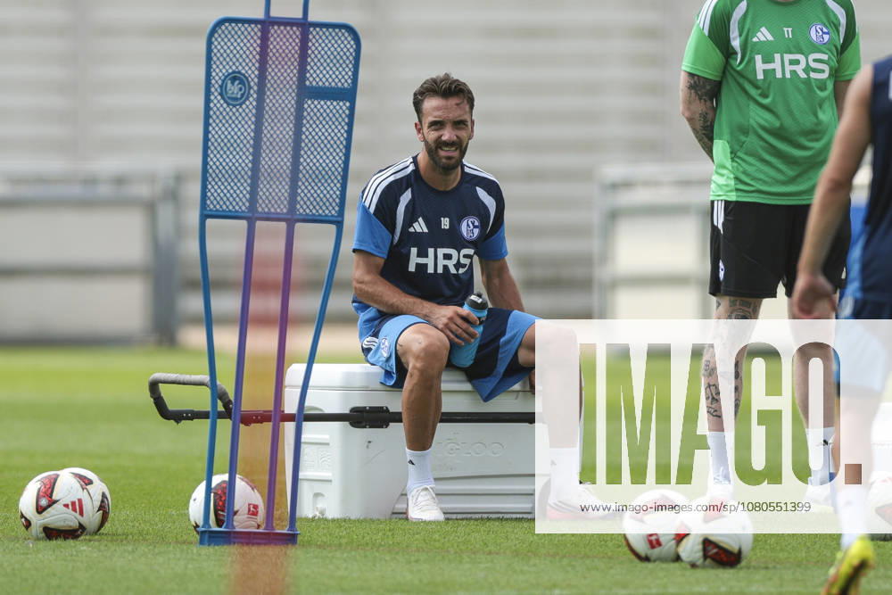 Fussball, Training des FC Schalke 04. Kenan Karaman (FC Schalke 04) sitzt auf einer Kühlbox und trinkt etwas. Gelsenkirchen Trainingsgelände FC Schalke 04 NRW Deutschland xRHR-FOTO YYx