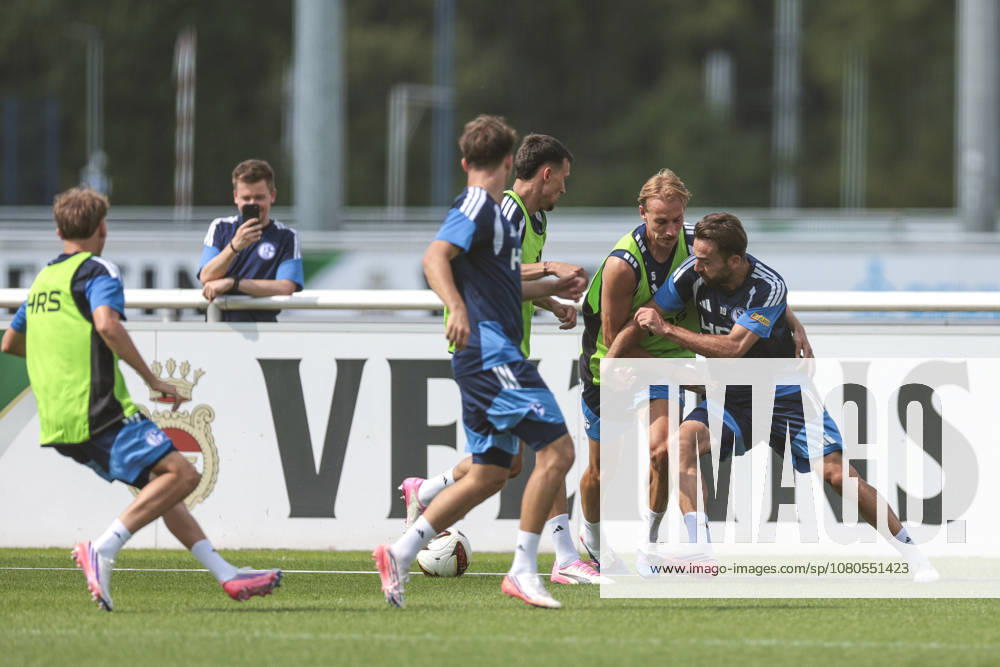Fussball, Training des FC Schalke 04. v. l. Timo Becker (FC Schalke 04), Kenan Karaman (FC Schalke 04). Gelsenkirchen Trainingsgelände FC Schalke 04 NRW Deutschland xRHR-FOTO YYx
