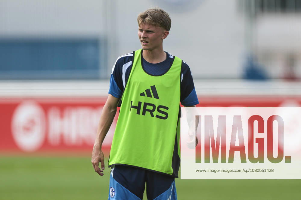 Fussball, Training des FC Schalke 04. Luca Vozar (FC Schalke 04). Gelsenkirchen Trainingsgelände FC Schalke 04 NRW Deutschland xRHR-FOTO YYx