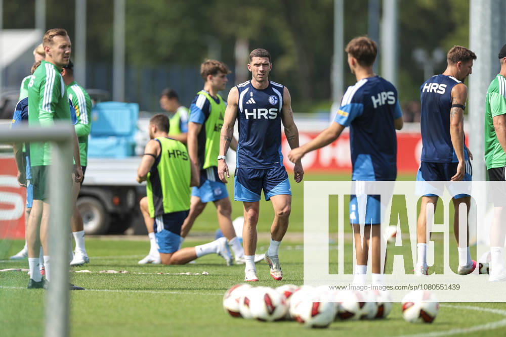 Fussball, Training des FC Schalke 04. Robin Gosens (FC Schalke 04). Gelsenkirchen Trainingsgelände FC Schalke 04 NRW Deutschland xRHR-FOTO YYx